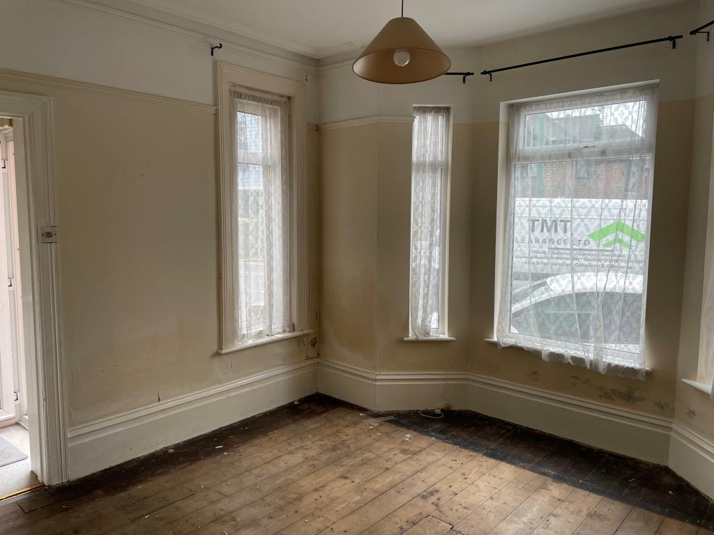 Lot: 156 - RETAIL UNIT AND WORKSHOP WITH GARAGE AND TWO FLATS - Ground Floor Flat - living Room with double aspect